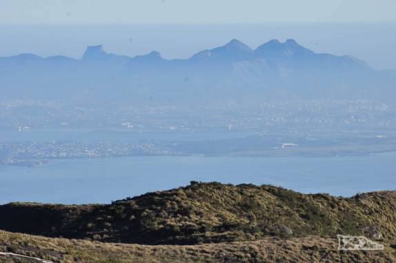 A baía da Guanabara, a cidade do Rio e o maciço da Tijuca vistos do alto da Serra dos Órgãos, no Rio de Janeiro. À esquerda, a silhueta inconfundível da Pedra da Gávea, onde estivemos poucos dias atrás